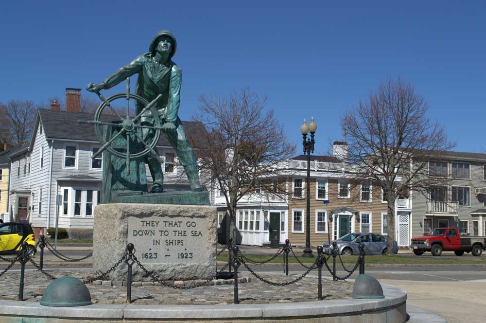 Memorial to the Gloucester fisherman statue.
